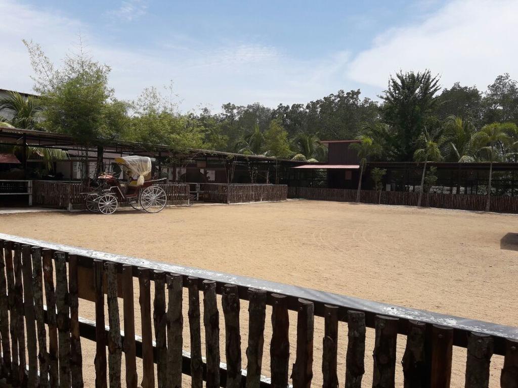 Hs Farm Waterpark Muar Exterior photo
