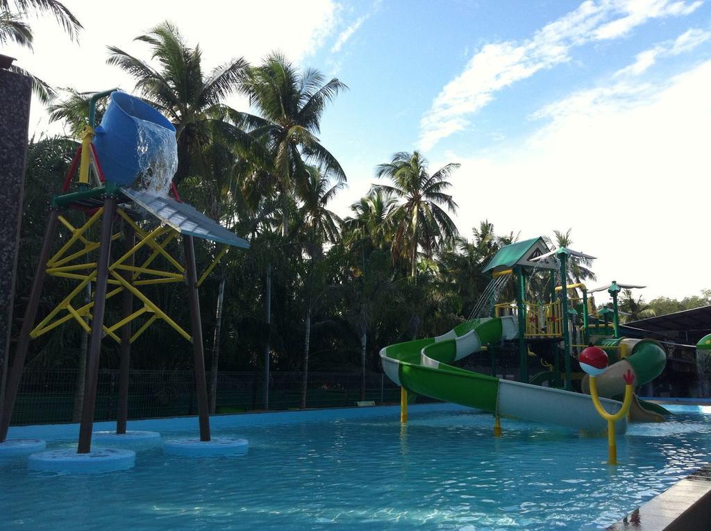 Hs Farm Waterpark Muar Exterior photo